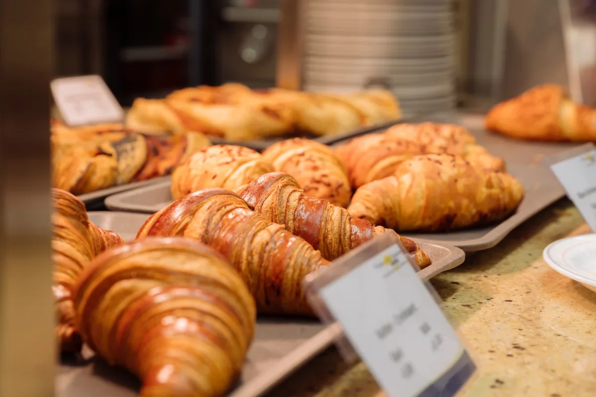 Croissants auf Tabletts |