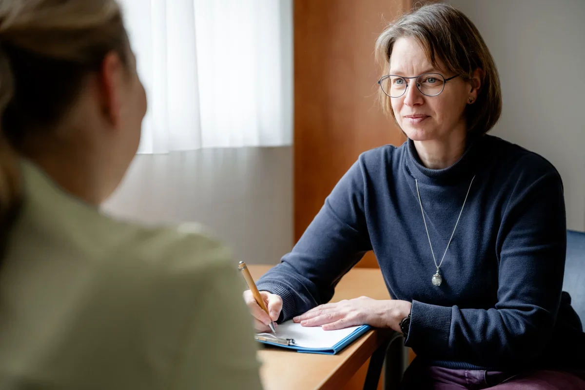 Zwei Frauen beim Sozialdienst |