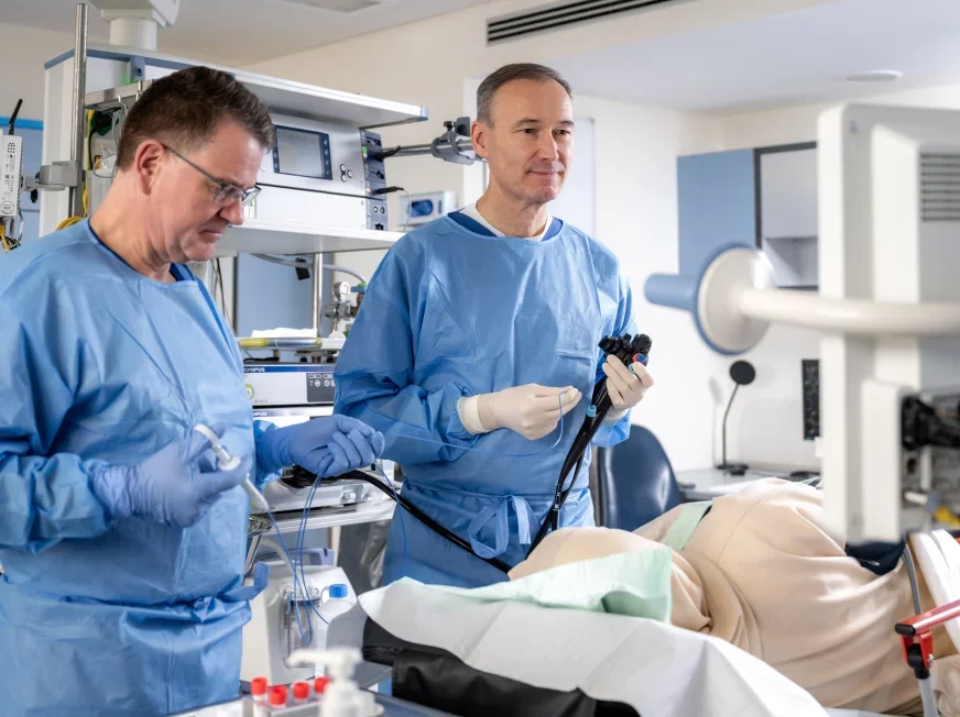 Zwei Ärzte der Inneren Medizin bei einer Untersuchung |