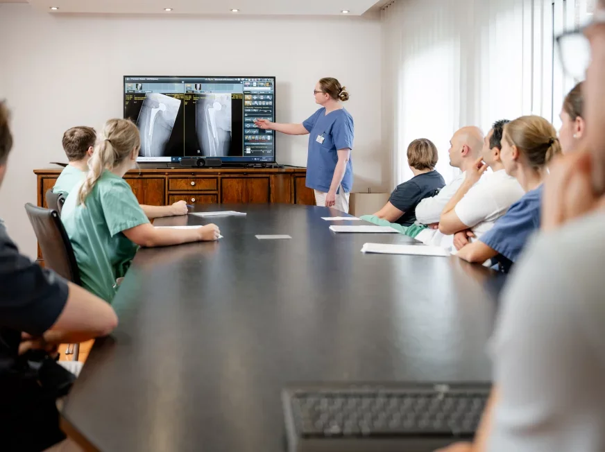 Eine Gruppe Ärzte bei einer Besprechung |