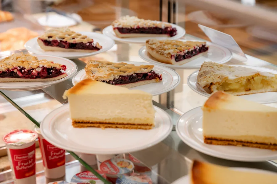 Kuchen auf Tellern |