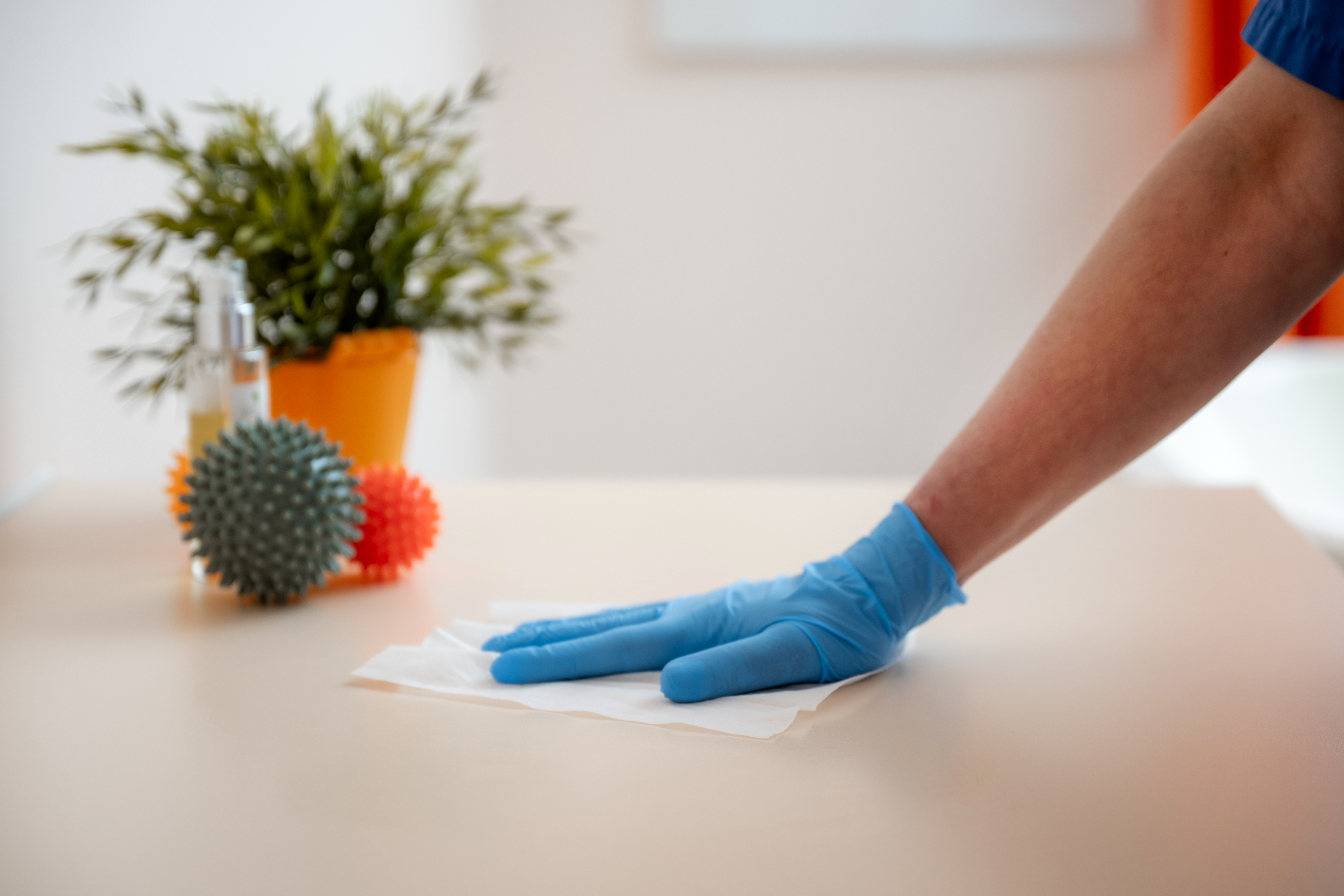 Desinfizieren eines Tisches |